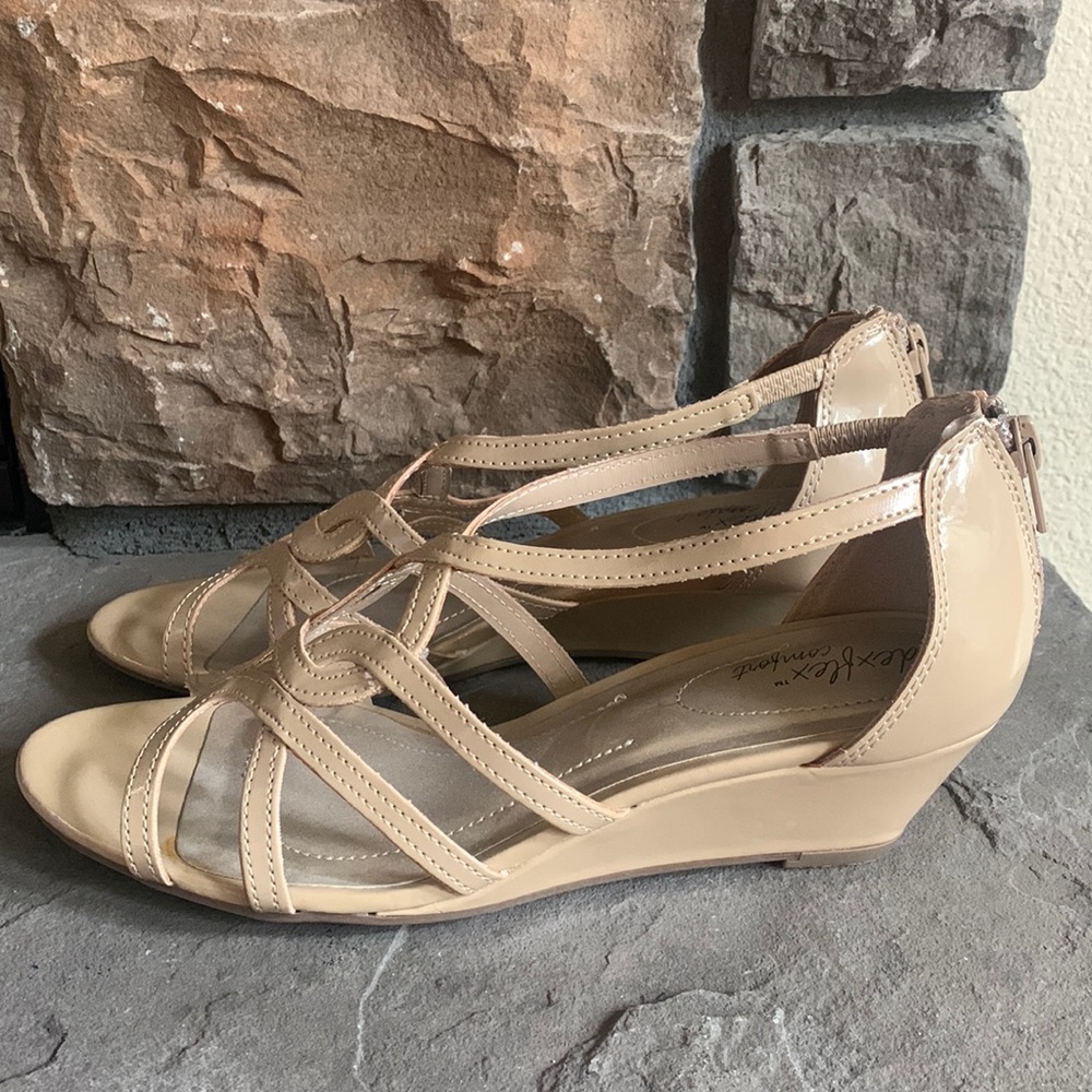 Deluxe Comfort Size 7 wedge sandals